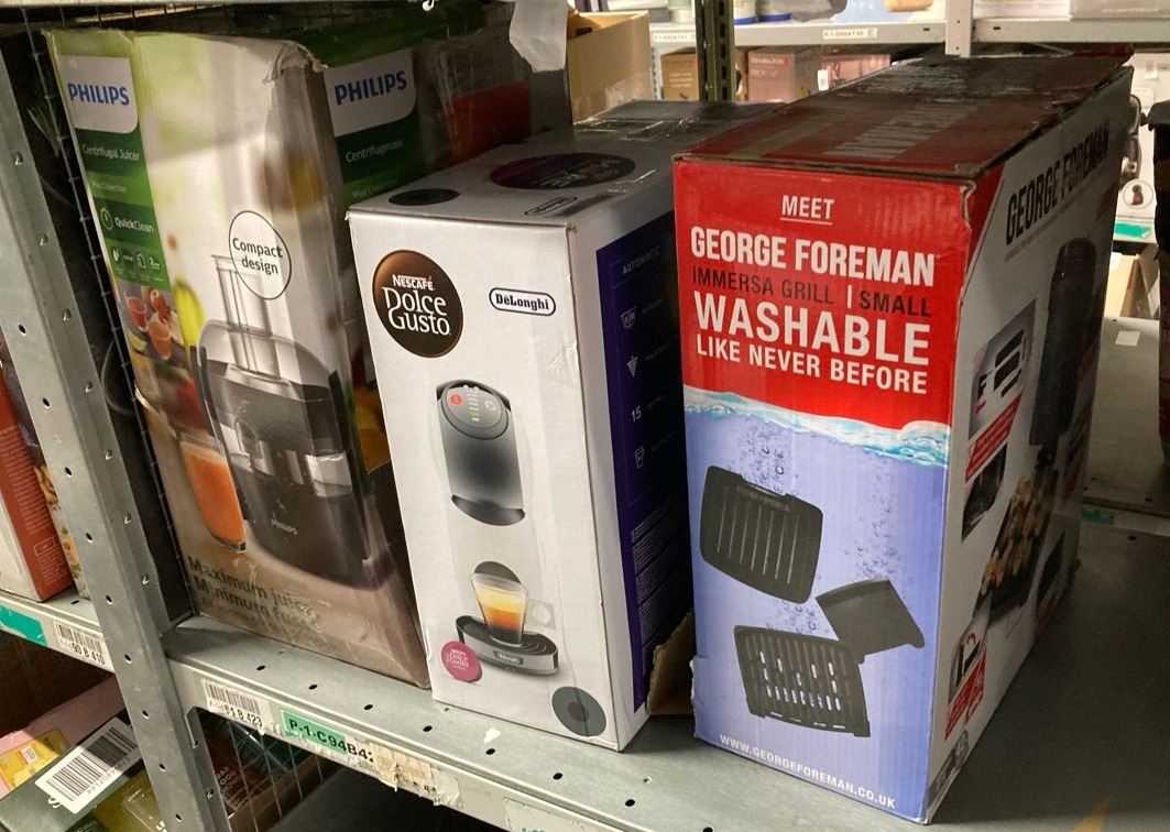 Lot 362  
            Edinburgh SR33 - Delivery Only 

                
QUANTITY OF KITCHEN & APPLIANCES ITEMS TO INCLUDE GEORGE FOREMAN IMMERSA MEDIUM E...