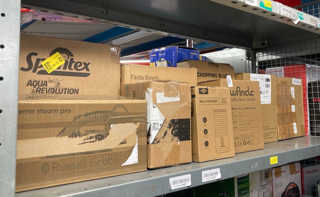 Lot 366  
            Edinburgh SR33 - Delivery Only 

                
QUANTITY OF KITCHEN & APPLIANCES ITEMS TO INCLUDE BASICS 1800 WATT CERAMIC SPACE ...