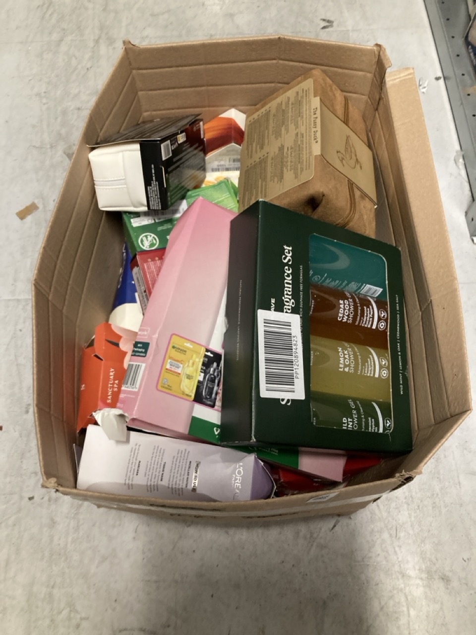 Lot 371  
            Edinburgh SR33 - Delivery Only 

                
QUANTITY OF HEALTH & BEAUTY ITEMS TO INCLUDE THE FUZZY DUCK GIFT: LOCATION - RACK D