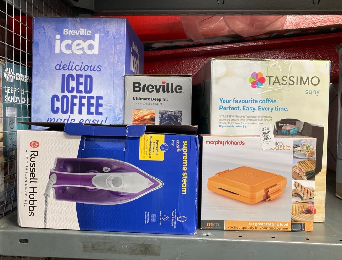 Lot 374  
            Edinburgh SR33 - Delivery Only 

                
QUANTITY OF KITCHEN & APPLIANCES ITEMS TO INCLUDE RUSSELL HOBBS SUPREME STEAM IRO...