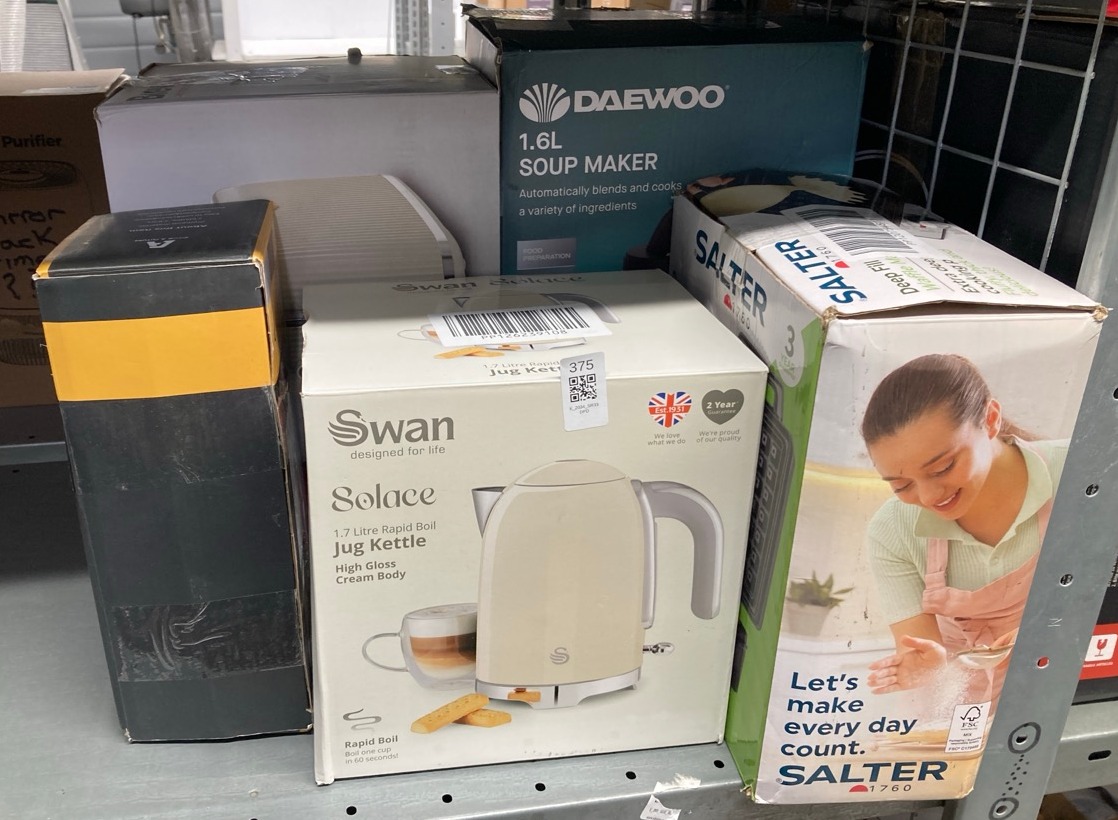 Lot 375  
            Edinburgh SR33 - Delivery Only 

                
QUANTITY OF KITCHEN & APPLIANCES ITEMS TO INCLUDE SWAN SK19026CRM SOLACE CORDLESS...