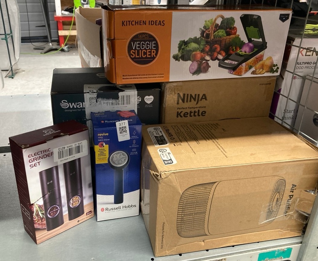 Lot 377  
            Edinburgh SR33 - Delivery Only 

                
QUANTITY OF KITCHEN & APPLIANCES ITEMS TO INCLUDE RUSSELL HOBBS REVIVE 27660-56 E...