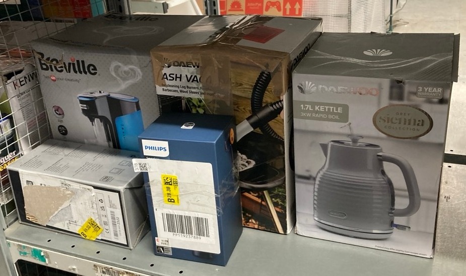 Lot 378  
            Edinburgh SR33 - Delivery Only 

                
QUANTITY OF KITCHEN & APPLIANCES ITEMS TO INCLUDE PHILIPS SNEAKER CLEANER, TRAINE...