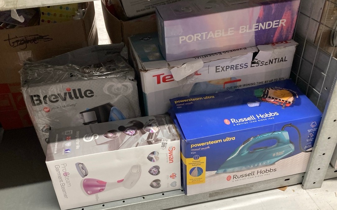 Lot 379  
            Edinburgh SR33 - Delivery Only 

                
QUANTITY OF KITCHEN & APPLIANCES ITEMS TO INCLUDE RUSSELL HOBBS IRON [ 3100W, 230...