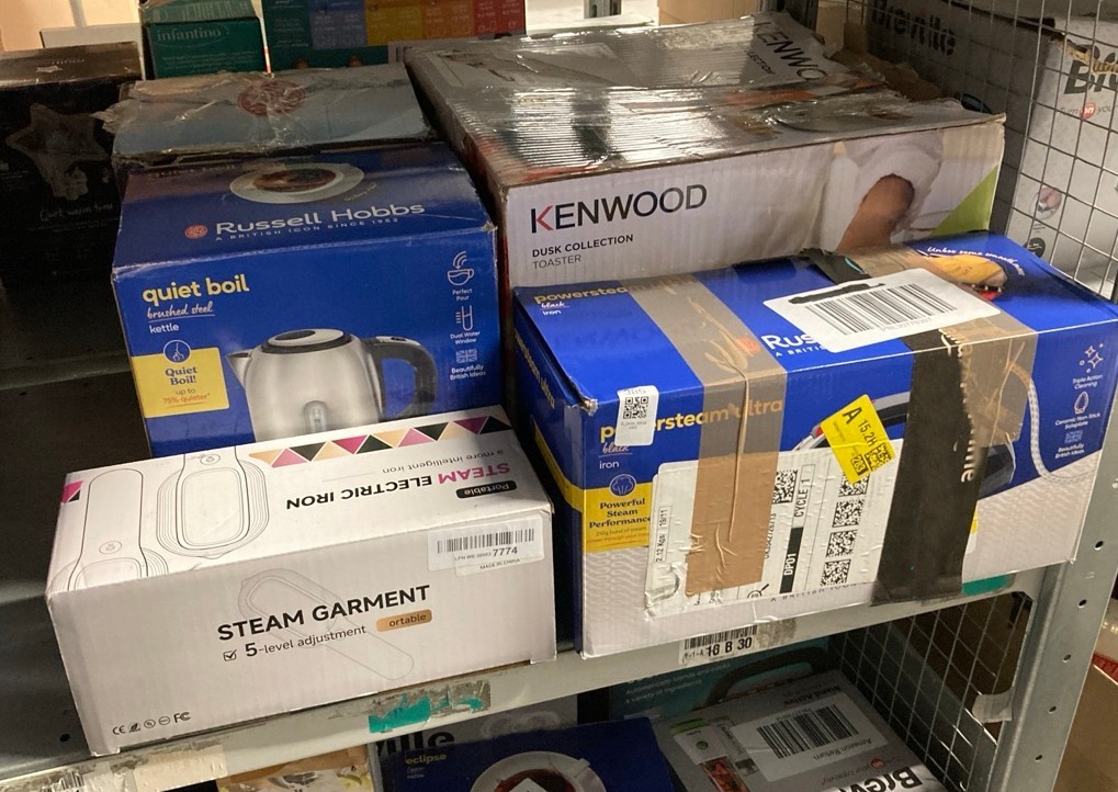 Lot 385  
            Edinburgh SR33 - Delivery Only 

                
QUANTITY OF KITCHEN & APPLIANCES ITEMS TO INCLUDE RUSSELL HOBBS STEAM IRON [3100W...
