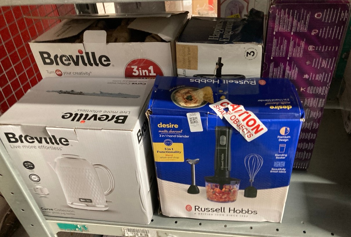 Lot 386  
            Edinburgh SR33 - Delivery Only 

                
QUANTITY OF KITCHEN & APPLIANCES ITEMS TO INCLUDE RUSSELL HOBBS HAND BLENDER [3-I...