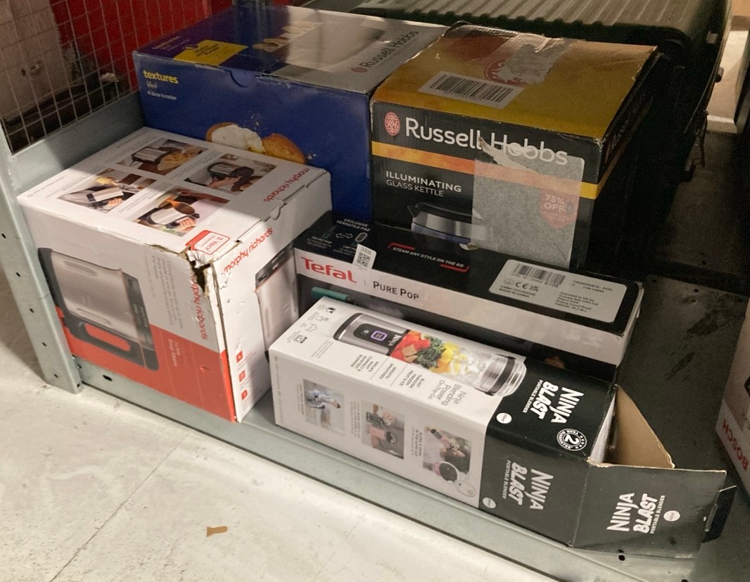 Lot 388  
            Edinburgh SR33 - Delivery Only 

                
QUANTITY OF KITCHEN & APPLIANCES ITEMS TO INCLUDE NINJA BLAST PORTABLE BLENDER, 5...