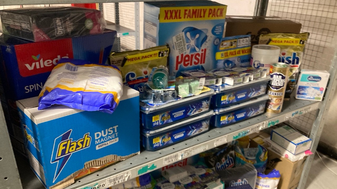 Lot 393  
            Edinburgh SR33 - Delivery Only 

                
QUANTITY OF KITCHEN & APPLIANCES ITEMS TO INCLUDE 5 X CROC ODOR TWIN PACK FRIDGE ...