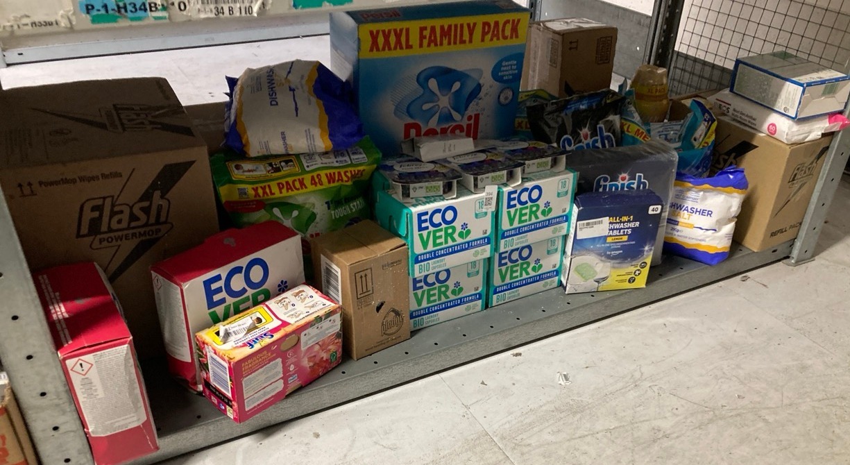 Lot 394  
            Edinburgh SR33 - Delivery Only 

                
QUANTITY OF KITCHEN & APPLIANCES TO INCLUDE SURF TROPICAL LILY 3 IN 1 CAPSULES: L...