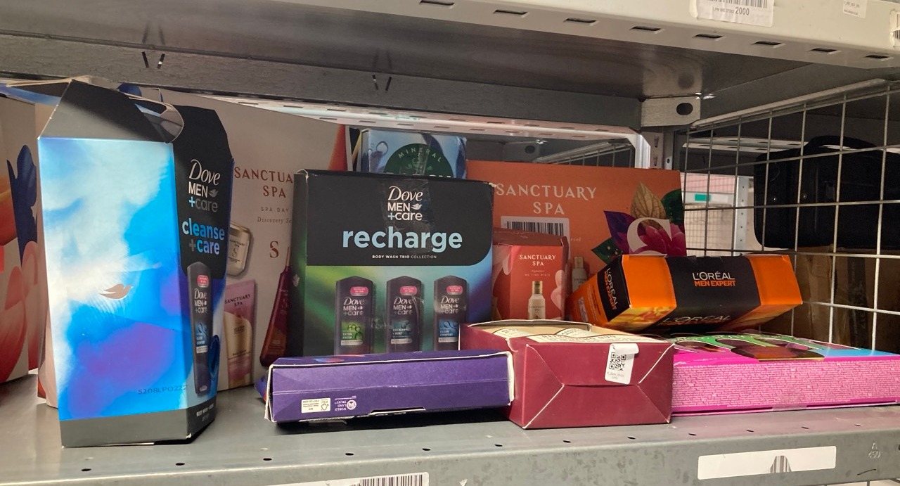 Lot 395  
            Edinburgh SR33 - Delivery Only 

                
QUANTITY OF HEALTH & BEAUTY ITEMS TO INCLUDE SANCTUARY SPA WELLNESS PILLOW PACK, ...