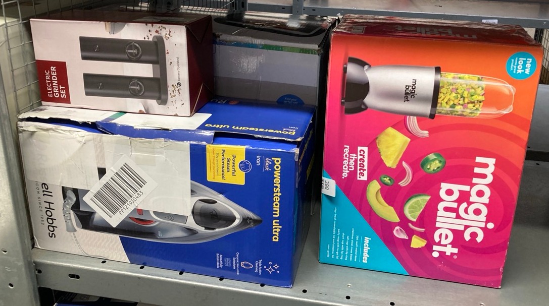 Lot 398  
            Edinburgh SR33 - Delivery Only 

                
QUANTITY OF KITCHEN & APPLIANCES ITEMS TO INCLUDE NUTRIBULLET MAGIC BULLET BLENDE...