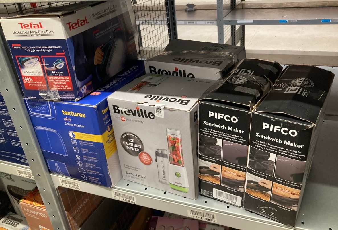Lot 400  
            Edinburgh SR33 - Delivery Only 

                
QUANTITY OF KITCHEN & APPLIANCES ITEMS TO INCLUDE BREVILLE BLEND ACTIVE PERSONAL ...