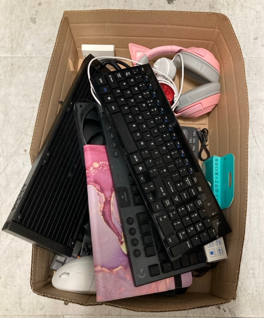 Lot 401  
            Edinburgh SR33 - Delivery Only 

                
QUANTITY OF TECH & GAMING TO INCLUDE SONY PLAYSTATION 5 CONTROLLER: LOCATION - RA...