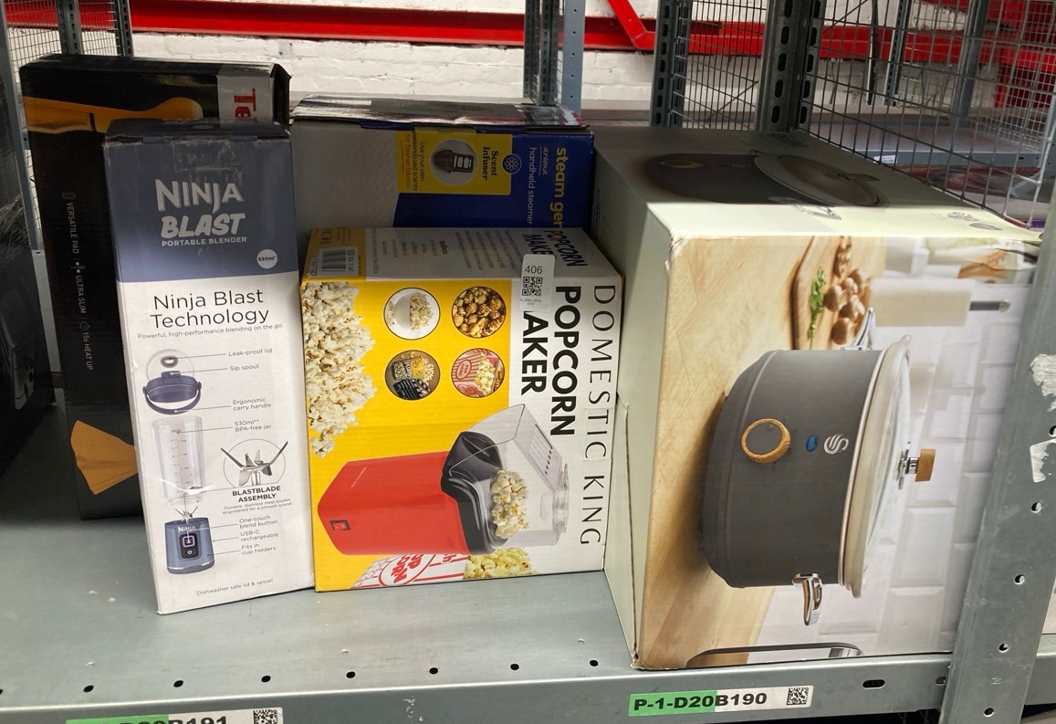 Lot 406  
            Edinburgh SR33 - Delivery Only 

                
QUANTITY OF KITCHEN & APPLIANCES ITEMS TO INCLUDE NINJA BLAST PORTABLE BLENDER, 5...