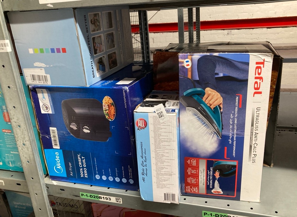 Lot 407  
            Edinburgh SR33 - Delivery Only 

                
QUANTITY OF KITCHEN & APPLIANCES ITEMS TO INCLUDE ALL RIDE KETTLE 0.8 LTR 24V 300...