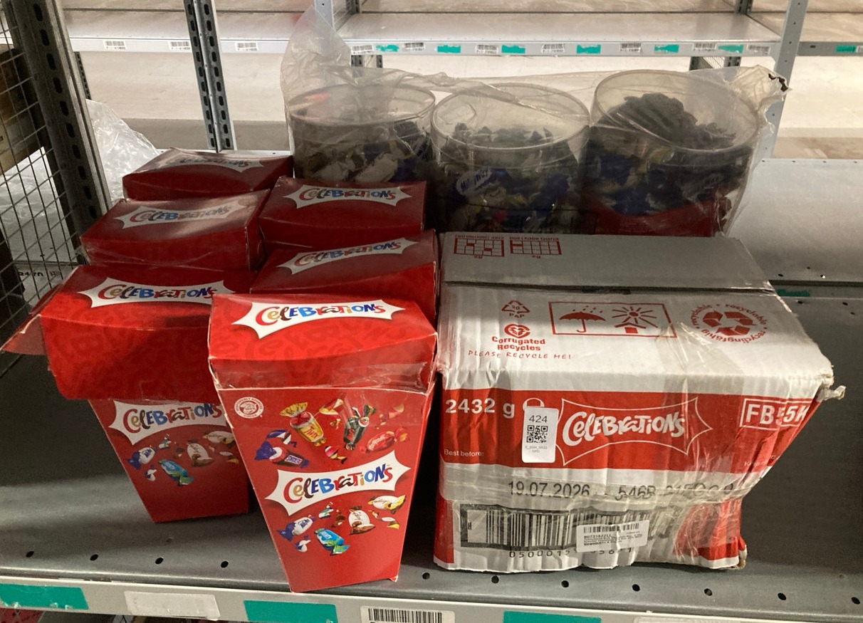 Lot 424  
            Edinburgh SR33 - Delivery Only 

                
QUANTITY OF FOOD & DRINK ITEMS TO INCLUDE CELEBRATIONS CHOCOLATE GIFT BOX, 300G A...