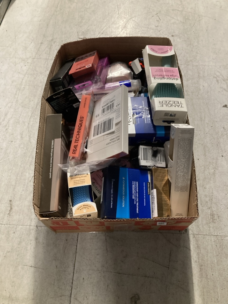 Lot 427  
            Edinburgh SR33 - Delivery Only 

                
QUANTITY OF HEALTH & BEAUTY ITEMS TO INCLUDE POWDER BRUSH: BROCHA PARA POLVOS COM...