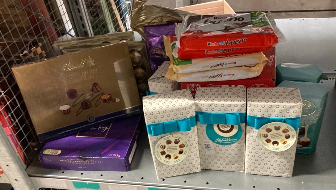 Lot 433  
            Edinburgh SR33 - Delivery Only 

                
QUANTITY OF FOOD & DRINK ITEMS TO INCLUDE LINDT SWISS LUXURY SELECTION – 193G MED...