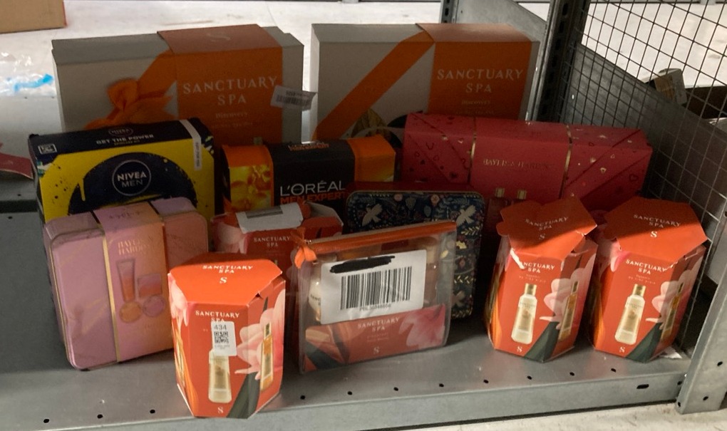 Lot 434  
            Edinburgh SR33 - Delivery Only 

                
QUANTITY OF  ITEMS TO INCLUDE SANCTUARY SPA ME TIME MINIS 200 ML, VEGAN BEAUTY GI...