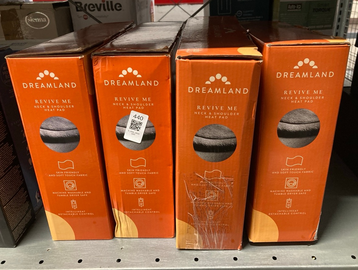 Lot 440  
            Edinburgh SR33 - Delivery Only 

                
4 X DREAMLAND REVIVE ME – NECK & SHOULDER HEAT PAD, GREY, FAST HEAT-UP, 3-HOUR AD...