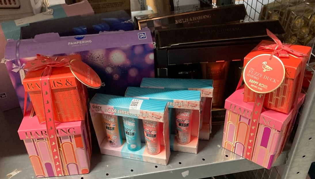 Lot 443  
            Edinburgh SR33 - Delivery Only 

                
QUANTITY OF HEALTH & BEAUTY ITEMS TO INCLUDE DIRTY WORKS | WASH, RINSE, REPEAT BO...