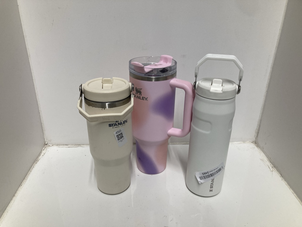 Lot 450  
            Edinburgh SR33 - Delivery Only 

                
QUANTITY OF ITEMS TO INCLUDE STANLEY 1913 FLIP STRAW 2.0 SPORTS WATER BOTTLE WITH...