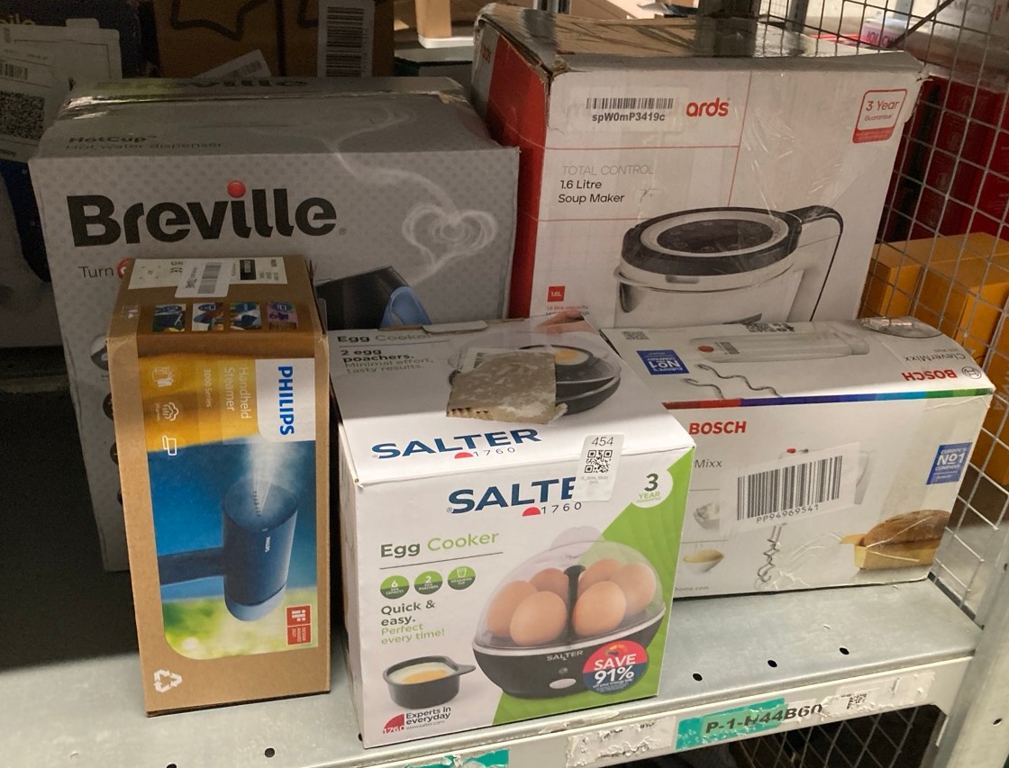 Lot 454  
            Edinburgh SR33 - Delivery Only 

                
QUANTITY OF KITCHEN & APPLIANCES ITEMS TO INCLUDE SALTER ELECTRIC MULTI EGG COOKE...