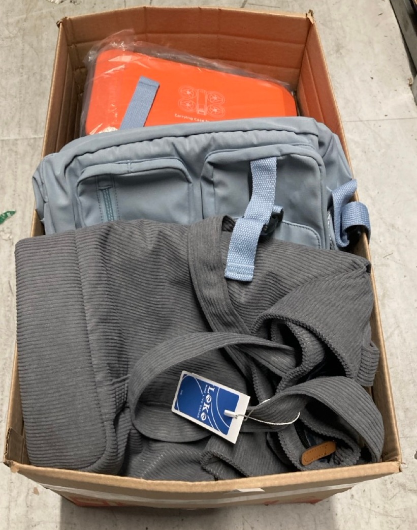 Lot 456  
            Edinburgh SR33 - Delivery Only 

                
QUANTITY OF CLOTHING & APPAREL ITEMS TO INCLUDE BECOJADDE CARRY BAG: LOCATION - R...