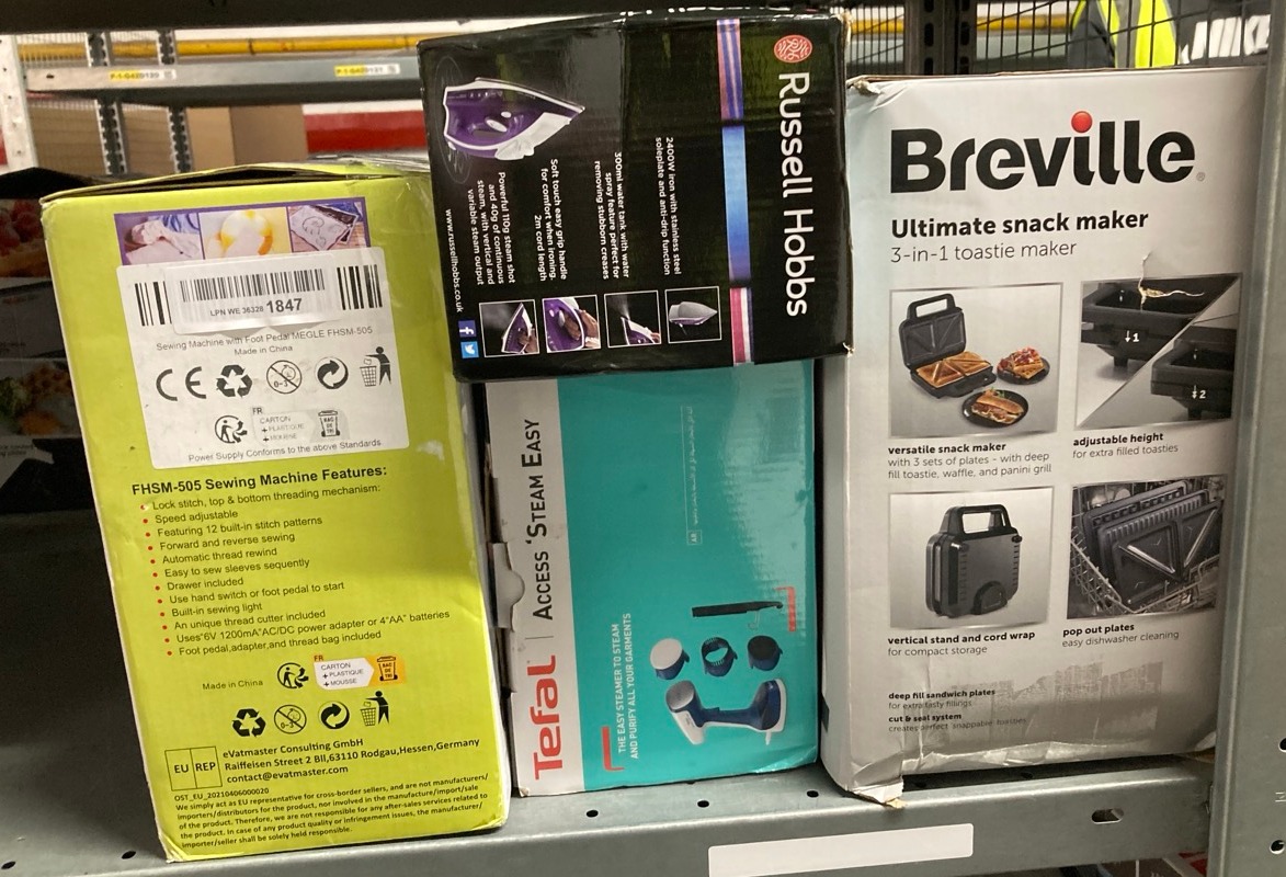 Lot 463  
            Edinburgh SR33 - Delivery Only 

                
QUANTITY OF KITCHEN & APPLIANCES ITEMS TO INCLUDE RUSSELL HOBBS SUPREME STEAM IRO...