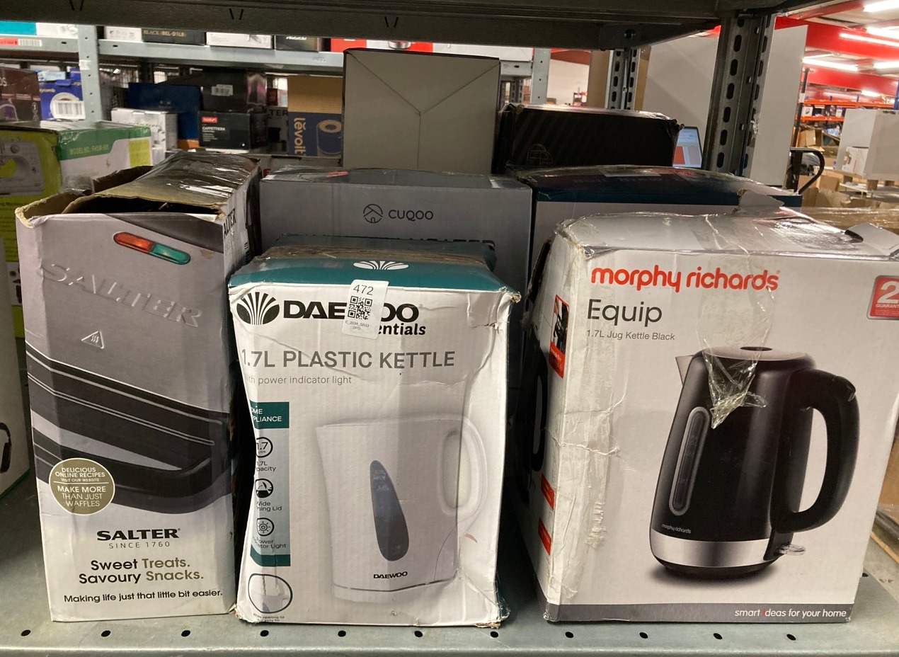 Lot 472  
            Edinburgh SR33 - Delivery Only 

                
QUANTITY OF KITCHEN & APPLIANCES ITEMS TO INCLUDE DAEWOO ESSENTIALS 1.7L FAST BOI...