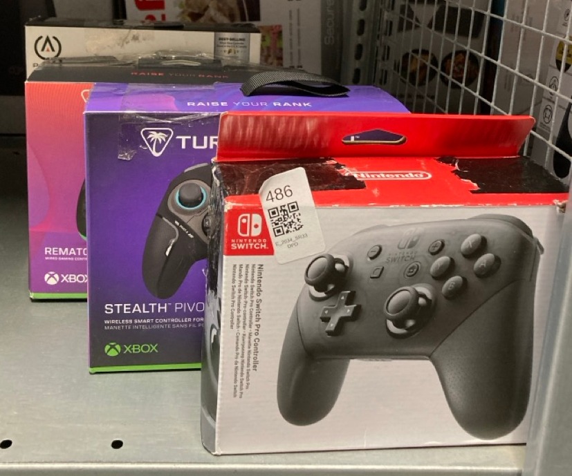 Lot 486  
            Edinburgh SR33 - Delivery Only 

                
QUANTITY OF TECH & GAMING ITEMS TO INCLUDE NINTENDO SWITCH - PRO CONTROLLER: LOCA...