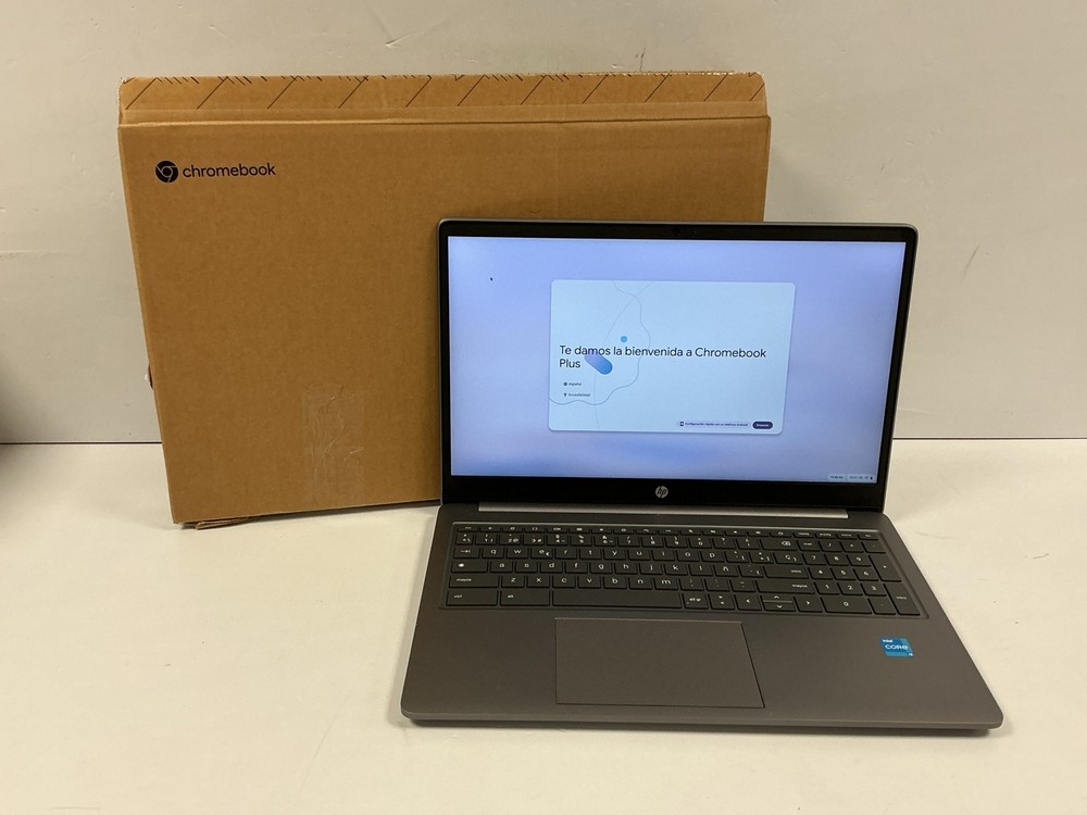 LAPTOP HP CHROMEBOOK PLUS 15A-NB0005NS 256GB (ORIGINAL RRP - €349,00) IN SILVER. (WITH BOX + CHARGER. SEE IN PICTURES). I3-N305, DDR5 8GB RAM, 15.6" SCREEN [JPTZ21337]