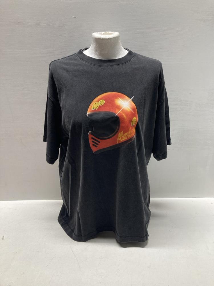 Lot 383  
            Birmingham Premium - Parcel Delivery Only 

                
MAISON KITSUNE PARIS BLACK T-SHIRT (SIZE M) AND MARKET SMILEY FACE T-SHIRT (SIZE M)