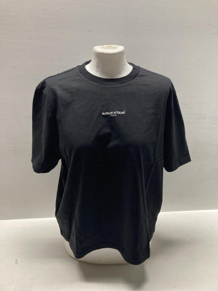 Lot 385  
            Birmingham Premium - Parcel Delivery Only 

                
MAISON KITSUNE GREY T-SHIRT (SIZE L) AND MAISON KITSUNE BLACK T-SHIRT (SIZE L) TO...