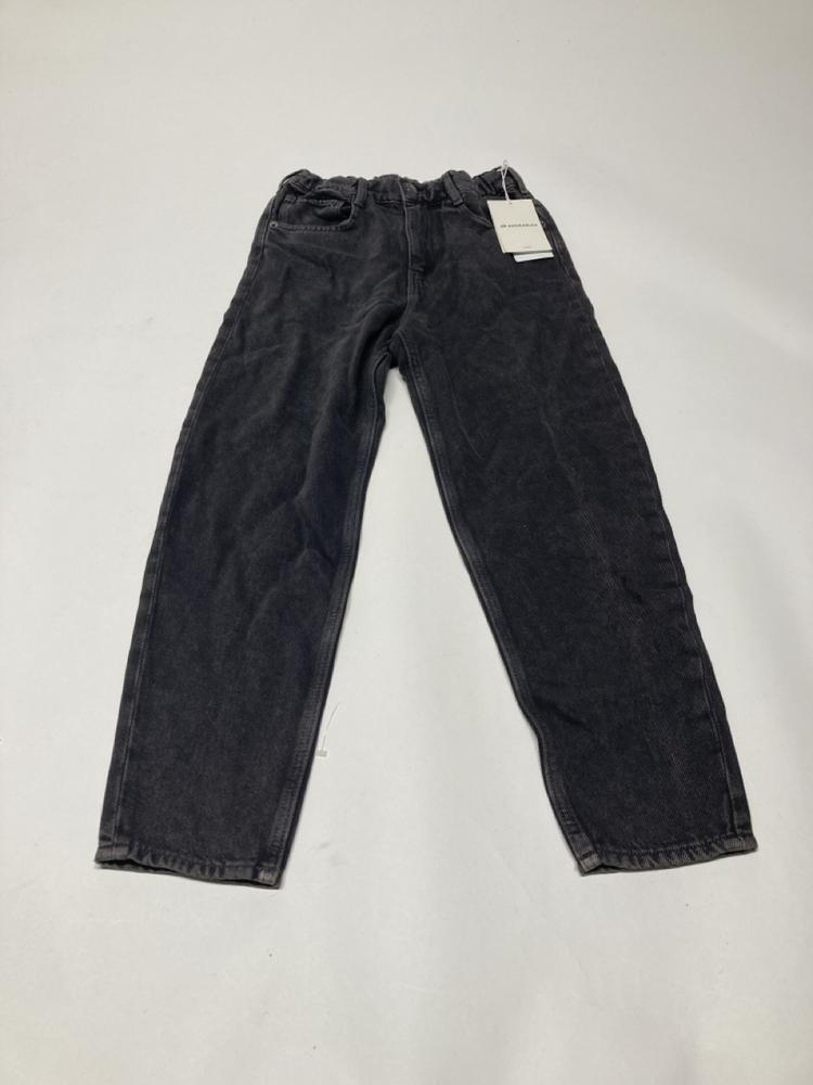 Lot 53  
            Birmingham Premium - Parcel Delivery Only 

                
H&M ADORABLES DUNGAREES (BLUE, 6-7Y) AND H&M ADORABLES JEANS GREY (SIZE 8-9Y)