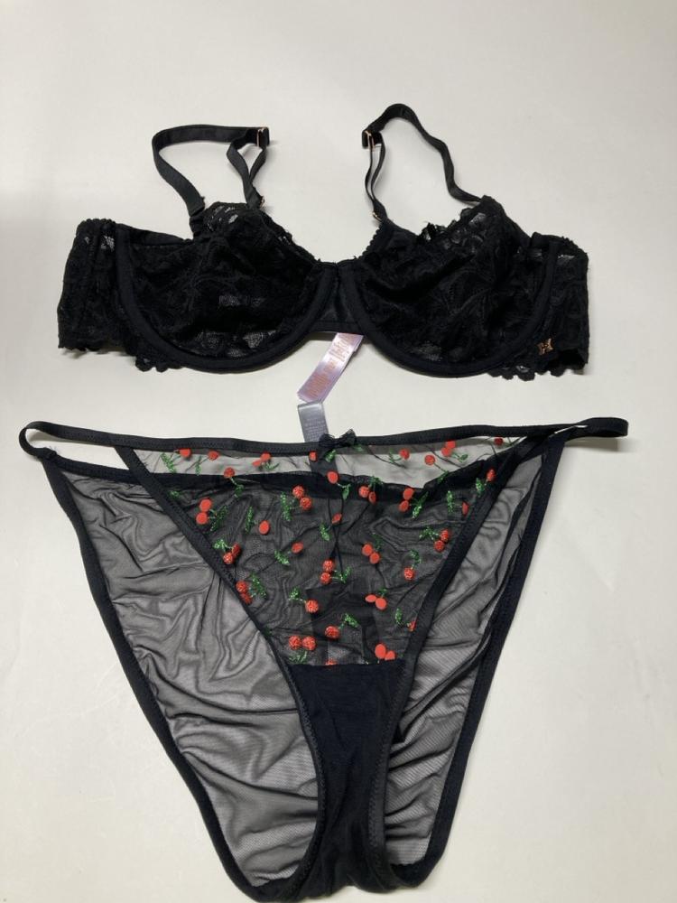 Lot 73  
            Birmingham Premium - Parcel Delivery Only 

                
4X CLOTHES TO INCLUDE SAVAGE BLACK EMBROIDERED BRA (SIZE 40D) TOTAL ORIGINAL RRP ...