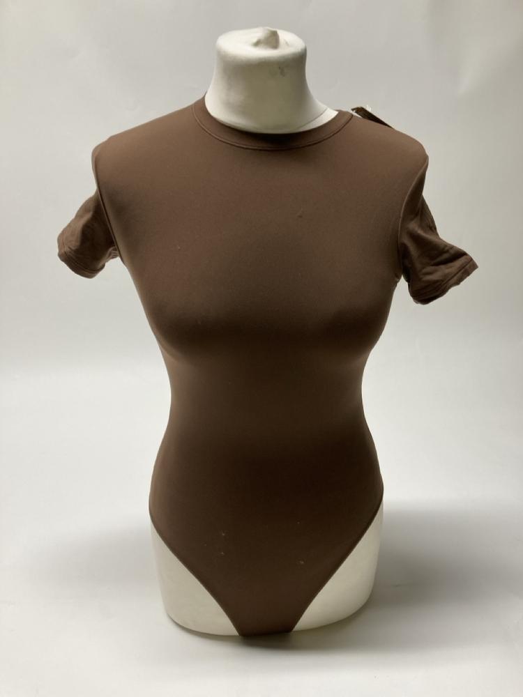 Lot 74  
            Birmingham Premium - Parcel Delivery Only 

                
3X CLOTHES TO INCLUDE SKIMS FITS EVERYBODY T-SHIRT BODYSUIT (SIZE XS) TOTAL ORIGI...