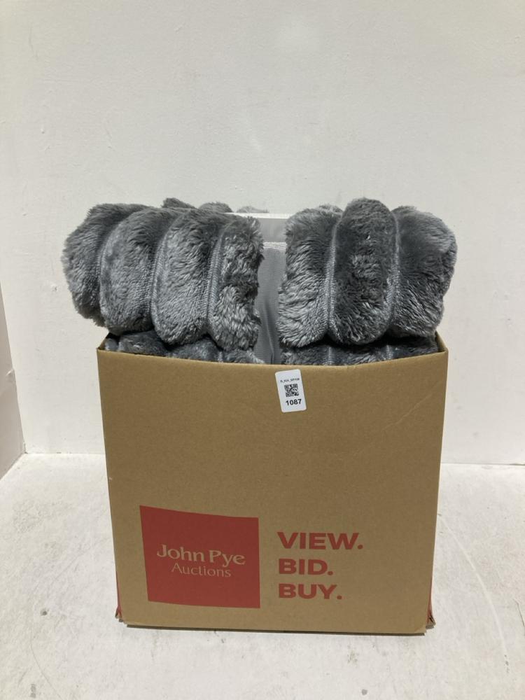 Lot 1087  
            Birmingham SR108 - Parcel Delivery Only 

                
BOX OF ITEMS TO INCLUDE DEYONS ALNWICK LUXURY RIBBED THROW