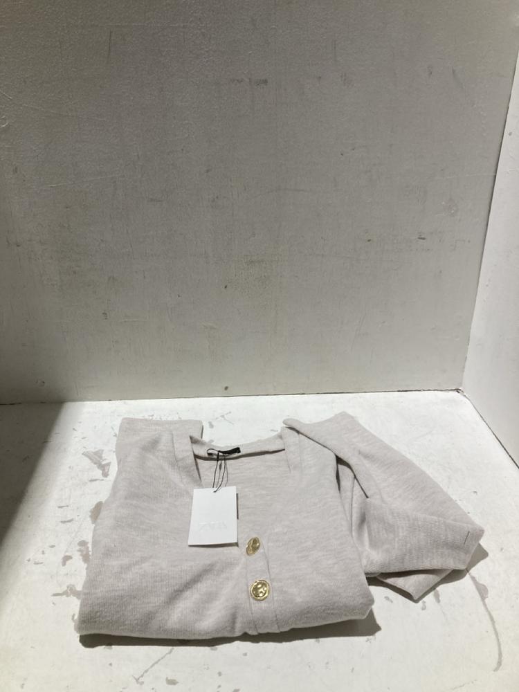 Lot 1105  
            Birmingham SR108 - Parcel Delivery Only 

                
BOX OF CLOTHING TO INCLUDE ZARA CREW NECK JUMPER SIZE M