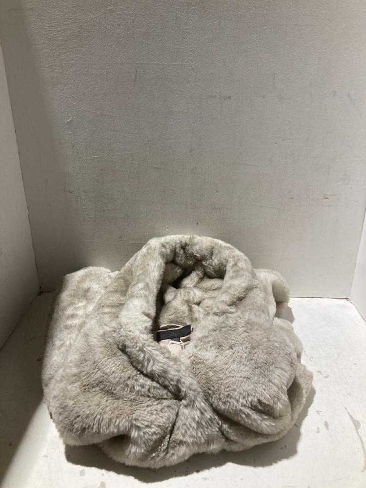 Lot 1111  
            Birmingham SR108 - Parcel Delivery Only 

                
BOX OF CLOTHING TO INCLUDE ZARA FLUFFY WHITE HOODIE SIZE S