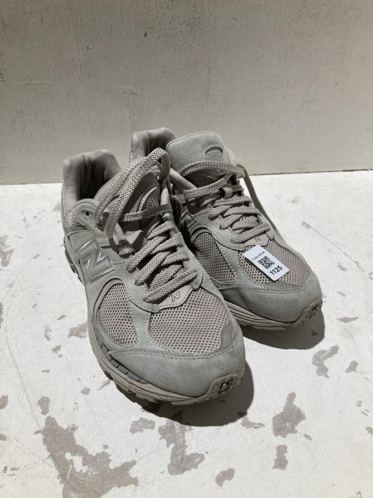 Lot 1125  
            Birmingham SR108 - Parcel Delivery Only 

                
NEW BALANCE 2002R SHOES SIZE UK 9