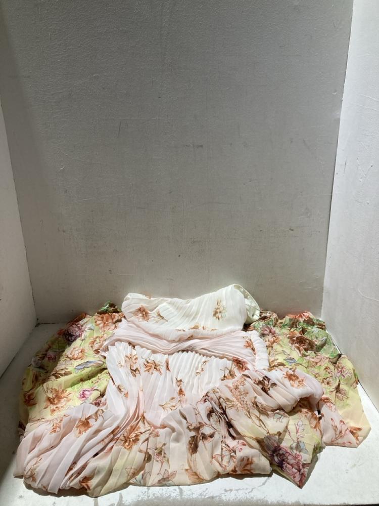 Lot 1133  
            Birmingham SR108 - Parcel Delivery Only 

                
BOX OF CLOTHING TO INCLUDE ADIDAS T SHIRT SIZE XL UK