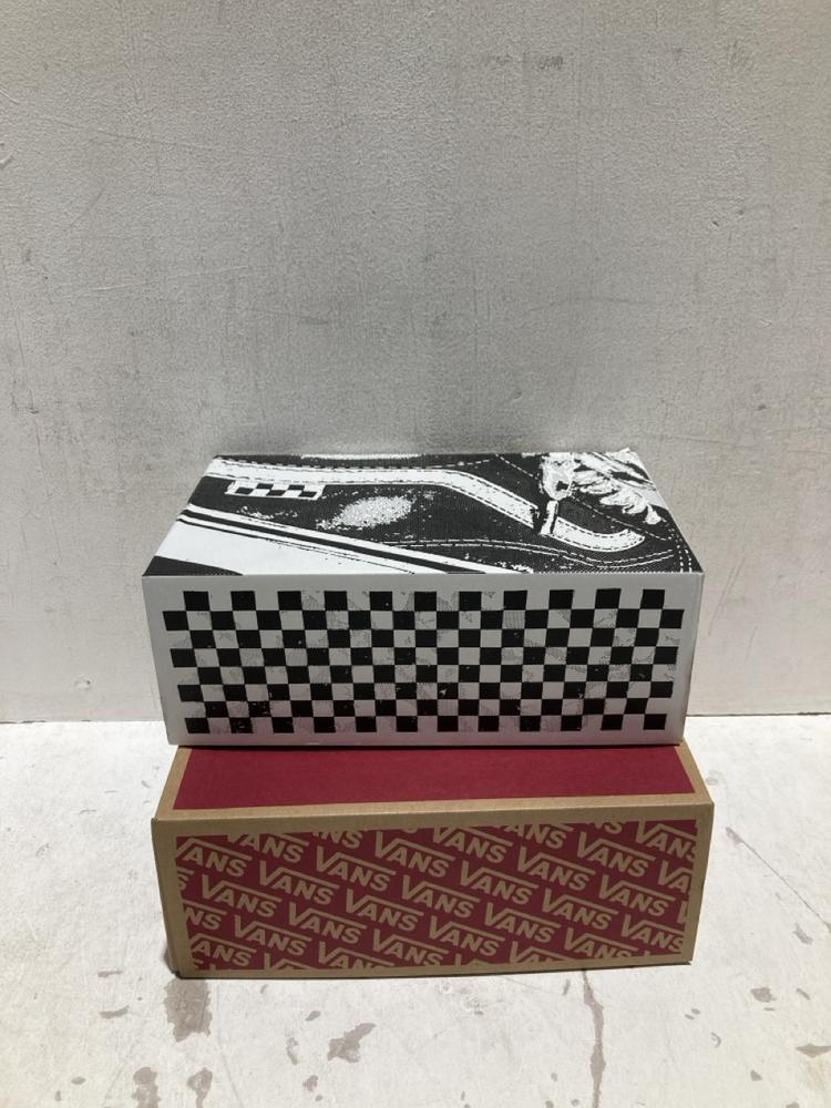 Lot 1149  
            Birmingham SR108 - Parcel Delivery Only 

                
2 X ITEMS TO INCLUDE VANS SKATE AUTHENTIC TRUE WHITE VANS SIZE UK 6