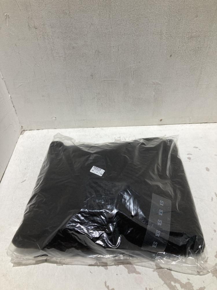 Lot 1166  
            Birmingham SR108 - Parcel Delivery Only 

                
BOX OF CLOTHING TO INCLUDE A MICKEY MOUSE CHRISTMAS SWEATSHIRT SIZE MEDIUM