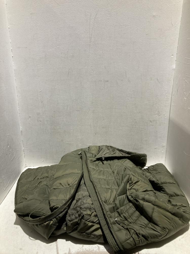 Lot 1170  
            Birmingham SR108 - Parcel Delivery Only 

                
BOX OF CLOTHING TO INCLUDE A GREEN GEORGE COAT SIZE UK XL