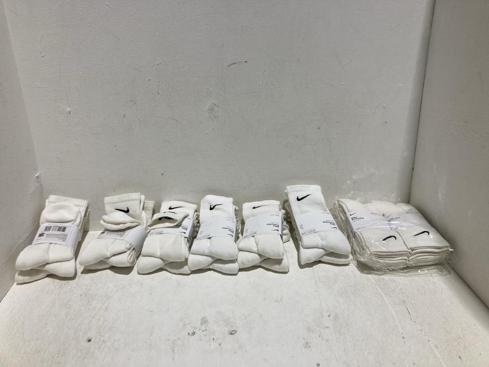 Lot 1186  
            Birmingham SR108 - Parcel Delivery Only 

                
BOX OF NIKE EVERY DAY DRI-FIT 3 PACK CREW COTTON CUSHIONED WHITE SOCKS