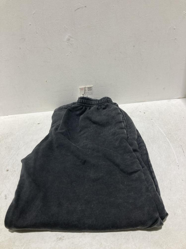 Lot 1192  
            Birmingham SR108 - Parcel Delivery Only 

                
BOX OF ITEMS BROWN FLUFFY LEOPARD PRINT COAT SIZE XL