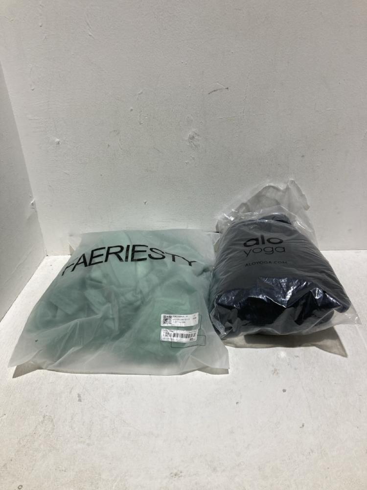 Lot 1202  
            Birmingham SR108 - Parcel Delivery Only 

                
BOX OF ITEMS TO INCLUDE SOUFFLE YARN SHORT BUTTON UP GREEN CARDIGAN SIZE M