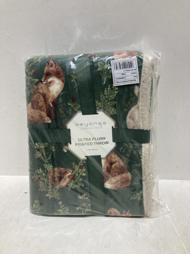 Lot 1204  
            Birmingham SR108 - Parcel Delivery Only 

                
BOX OF ITEMS TO INCLUDE CHUNKY GREY RIBBED THROW