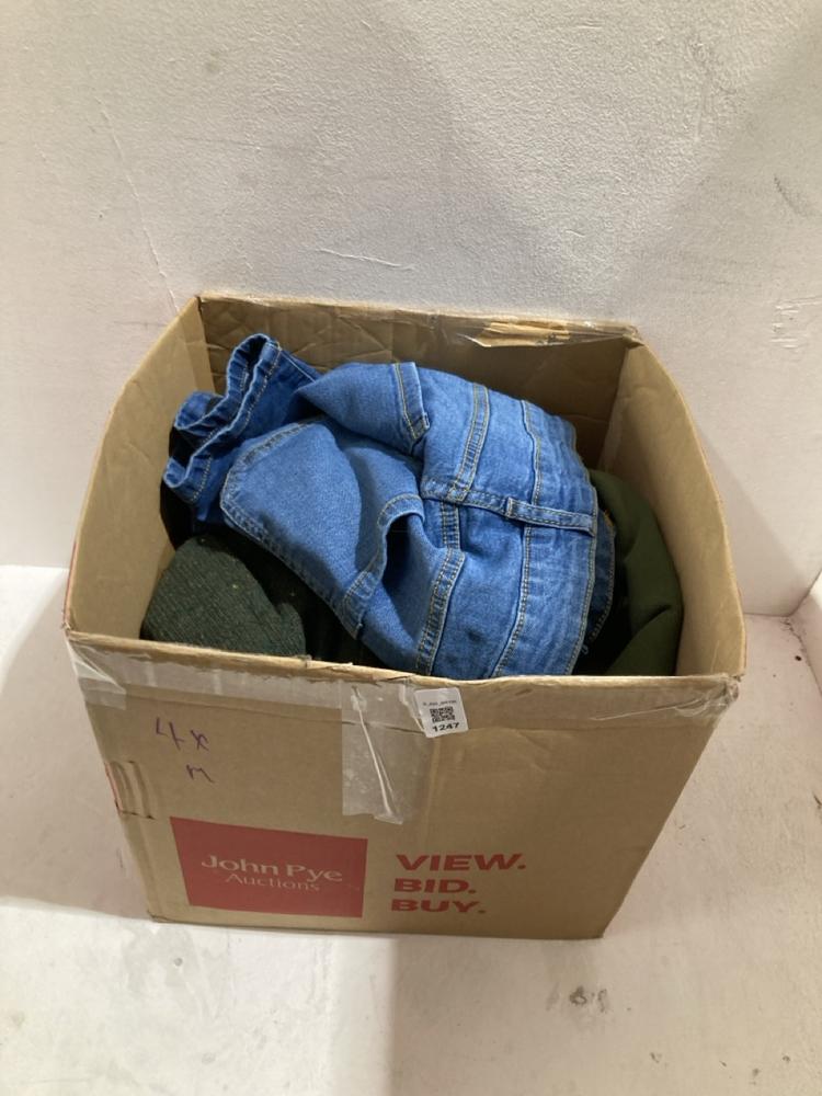 Lot 1247  
            Birmingham SR108 - Parcel Delivery Only 

                
BOX OF ITEMS TO INCLUDE GIANT GREEN KNITTED JUMPER SIZE XL